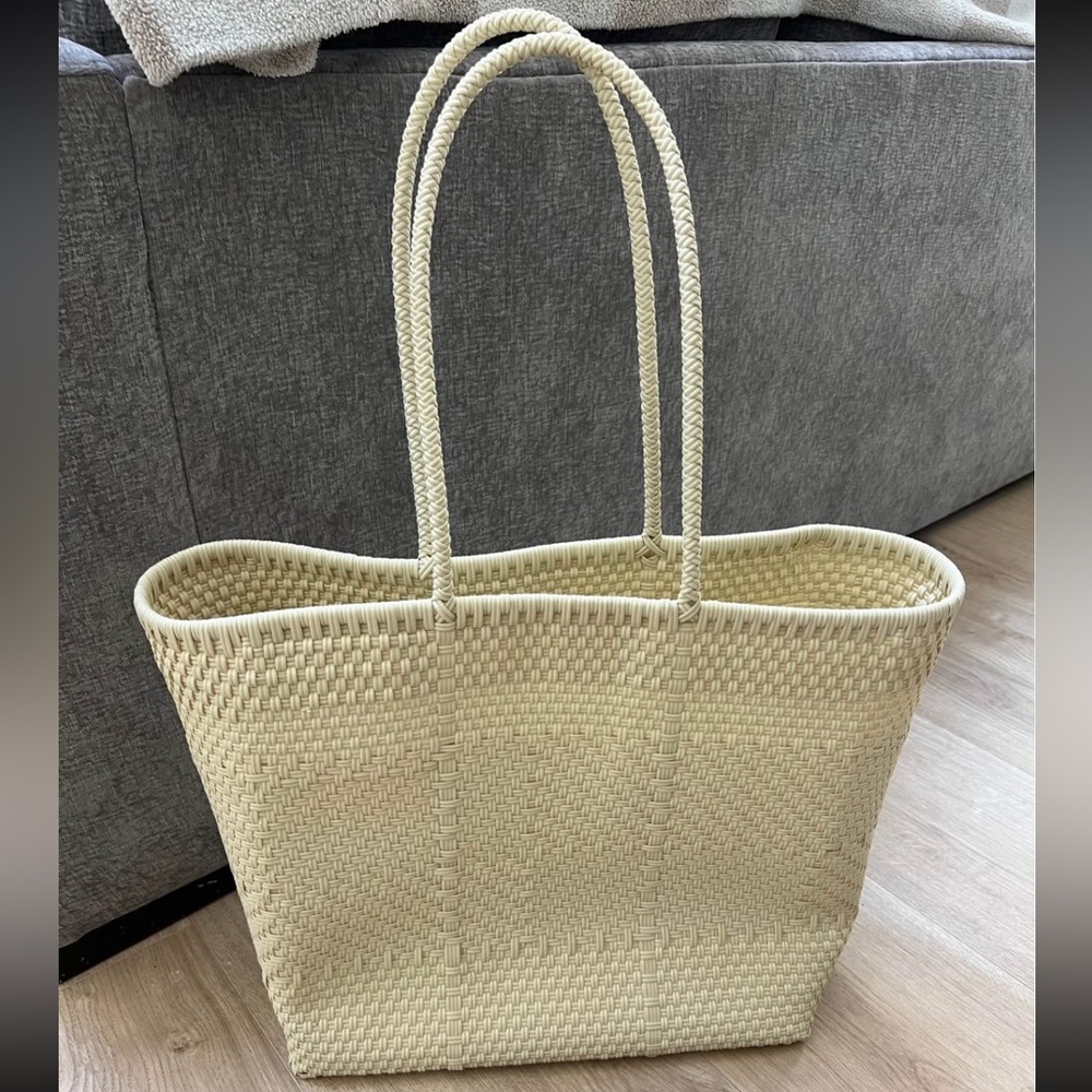 Sturdy woven tote bag